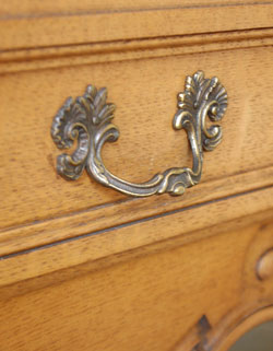 フランスの上品さと美しさが詰まった実用的なアンティークのキャビネット