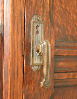 スラリとしたキレイ系風合いたっぷりのアンティーク ワードローブ