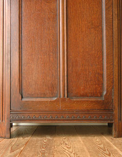 スラリとしたキレイ系風合いたっぷりのアンティーク ワードローブ