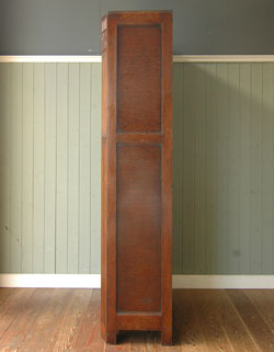 スラリとしたキレイ系風合いたっぷりのアンティーク ワードローブ