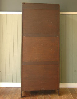 スラリとしたキレイ系風合いたっぷりのアンティーク ワードローブ