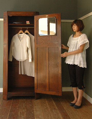 スラリとしたキレイ系風合いたっぷりのアンティーク ワードローブ