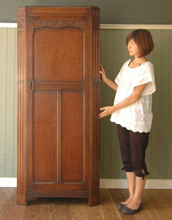 スラリとしたキレイ系風合いたっぷりのアンティーク ワードローブ