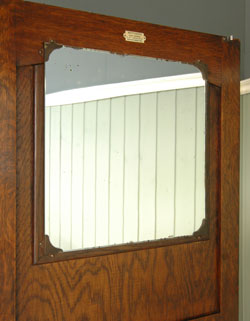 スラリとしたキレイ系風合いたっぷりのアンティーク ワードローブ