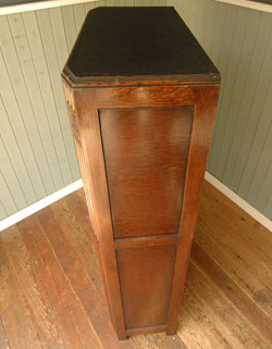 スラリとしたキレイ系風合いたっぷりのアンティーク ワードローブ