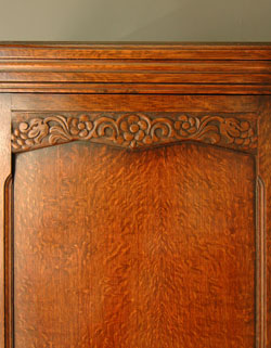 スラリとしたキレイ系風合いたっぷりのアンティーク ワードローブ