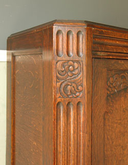 スラリとしたキレイ系風合いたっぷりのアンティーク ワードローブ