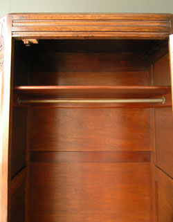 スラリとしたキレイ系風合いたっぷりのアンティーク ワードローブ