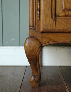 フランスの上品さと美しさが詰まった実用的なアンティークキャビネット