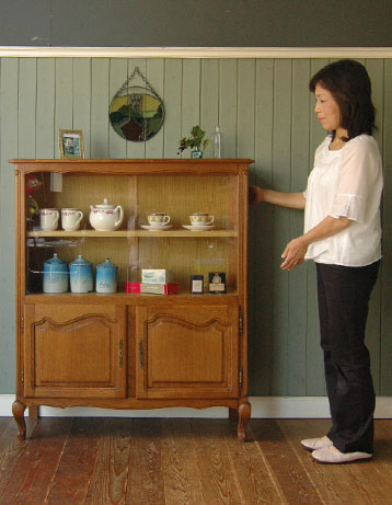 フランスの上品さと美しさが詰まった実用的なアンティークキャビネット