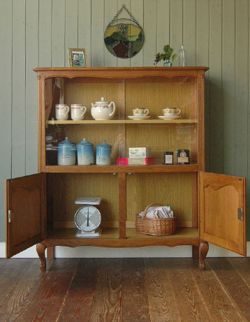 フランスの上品さと美しさが詰まった実用的なアンティークキャビネット