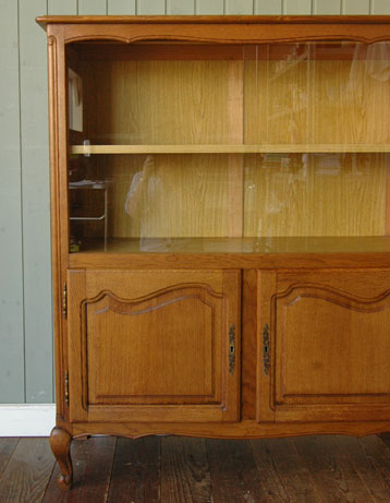 フランスの上品さと美しさが詰まった実用的なアンティークキャビネット