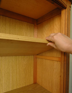 フランスの上品さと美しさが詰まった実用的なアンティークキャビネット