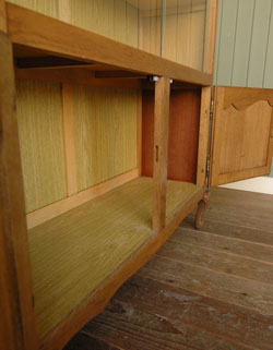 フランスの上品さと美しさが詰まった実用的なアンティークキャビネット