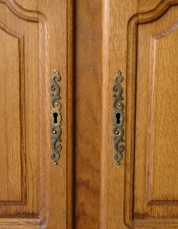 フランスの上品さと美しさが詰まった実用的なアンティークキャビネット