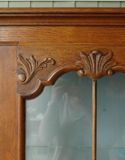 贅沢なほどのたっぷり装飾が美しいアンティーク キャビネット（飾り棚）