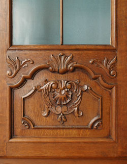 贅沢なほどのたっぷり装飾が美しいアンティーク キャビネット（飾り棚）