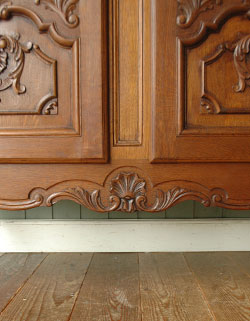 贅沢なほどのたっぷり装飾が美しいアンティーク キャビネット（飾り棚）