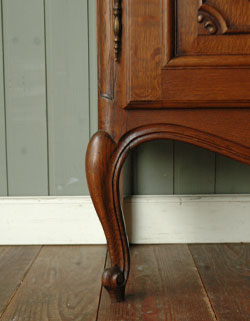 贅沢なほどのたっぷり装飾が美しいアンティーク キャビネット（飾り棚）