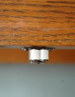 贅沢なほどのたっぷり装飾が美しいアンティーク キャビネット（飾り棚）