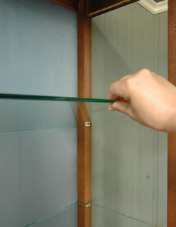 贅沢なほどのたっぷり装飾が美しいアンティーク キャビネット（飾り棚）