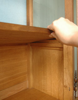 贅沢なほどのたっぷり装飾が美しいアンティーク キャビネット（飾り棚）