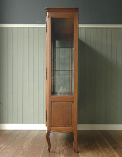 贅沢なほどのたっぷり装飾が美しいアンティーク キャビネット（飾り棚）