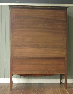 贅沢なほどのたっぷり装飾が美しいアンティーク キャビネット（飾り棚）