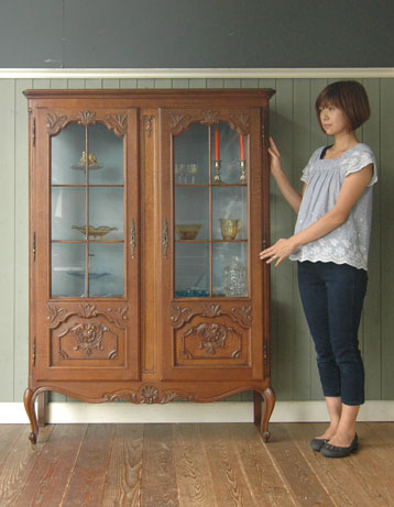 贅沢なほどのたっぷり装飾が美しいアンティーク キャビネット（飾り棚）