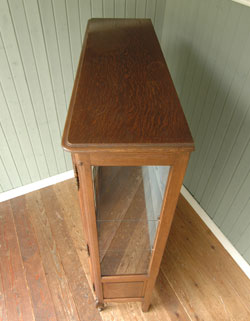 贅沢なほどのたっぷり装飾が美しいアンティーク キャビネット（飾り棚）