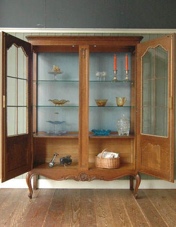 贅沢なほどのたっぷり装飾が美しいアンティーク キャビネット（飾り棚）