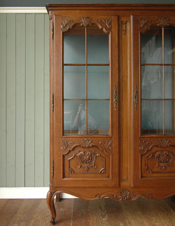 贅沢なほどのたっぷり装飾が美しいアンティーク キャビネット（飾り棚）