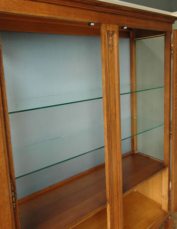 贅沢なほどのたっぷり装飾が美しいアンティーク キャビネット（飾り棚）