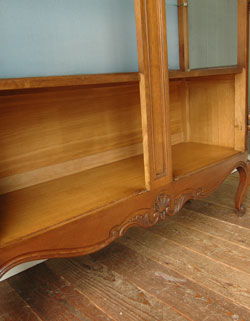 贅沢なほどのたっぷり装飾が美しいアンティーク キャビネット（飾り棚）