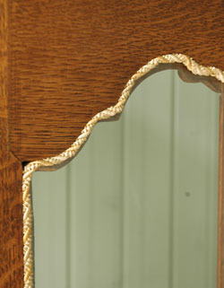 贅沢なほどのたっぷり装飾が美しいアンティーク キャビネット（飾り棚）