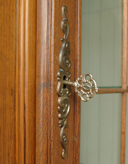 贅沢なほどのたっぷり装飾が美しいアンティーク キャビネット（飾り棚）