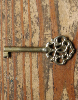 贅沢なほどのたっぷり装飾が美しいアンティーク キャビネット（飾り棚）