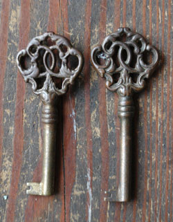 フランスの上品さと美しさが詰まった実用的なアンティークのキャビネット