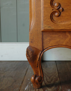 フランスの上品さと美しさが詰まった実用的なアンティークのキャビネット