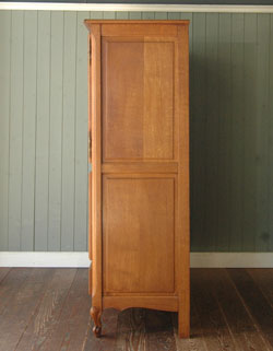 フランスの上品さと美しさが詰まった実用的なアンティークのキャビネット