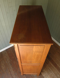 フランスの上品さと美しさが詰まった実用的なアンティークのキャビネット