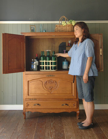 フランスの上品さと美しさが詰まった実用的なアンティークのキャビネット