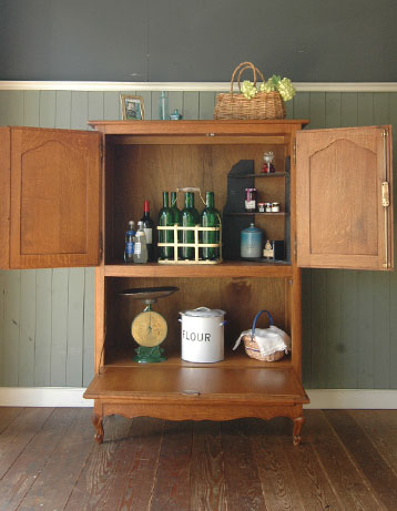 フランスの上品さと美しさが詰まった実用的なアンティークのキャビネット