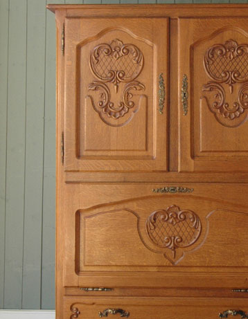 フランスの上品さと美しさが詰まった実用的なアンティークのキャビネット