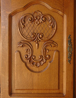 フランスの上品さと美しさが詰まった実用的なアンティークのキャビネット