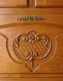 フランスの上品さと美しさが詰まった実用的なアンティークのキャビネット