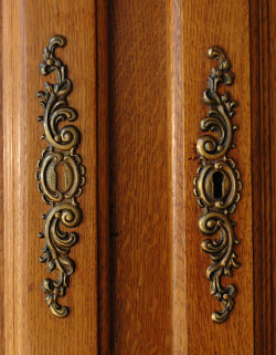 フランスの上品さと美しさが詰まった実用的なアンティークのキャビネット