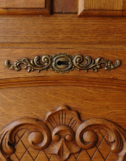 フランスの上品さと美しさが詰まった実用的なアンティークのキャビネット