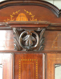 ステンドグラスの美しさに思わずうっとり。たっぷり飾れる満足ショーケース