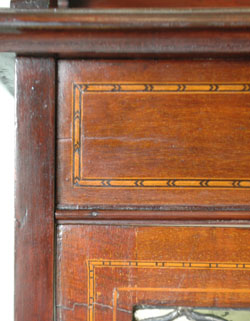 ステンドグラスの美しさに思わずうっとり。たっぷり飾れる満足ショーケース